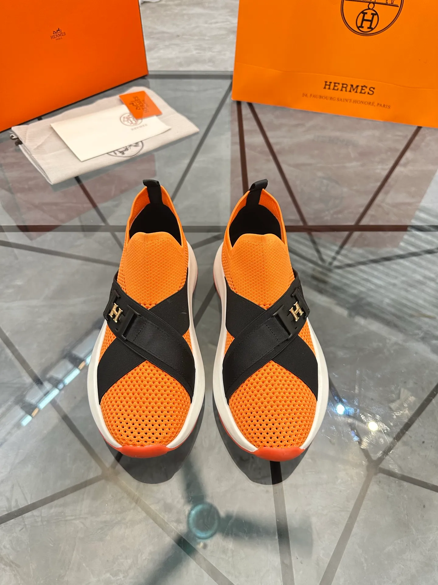 Selling men's shoes 💰: 💰P600¥ High-end top quality Product trademark: Hermes * "Hermès*" low-cut casual shoes Regular size: 38-45 (can be customized to 46) Product materials: upper imported from the counter original fly weave, breathable lining, cowhide foot pads, original outsole. No.: 001